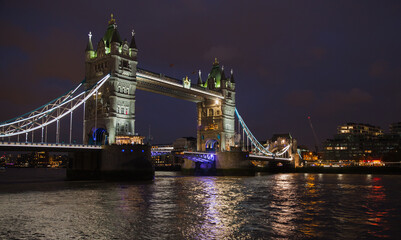 Obraz premium Illuminated Tower Bridge with colorful reflections in water of Thames