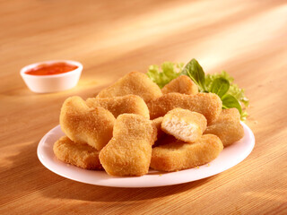 Chicken Nuggets auf Holzfond mit Dip