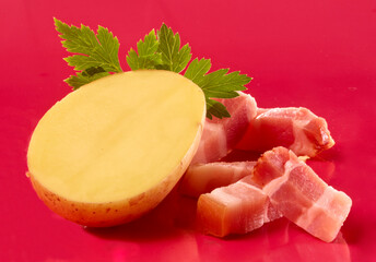 Halbe Kartoffel und Schinkenwuerfel