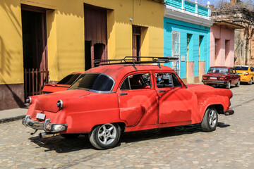 Fototapeta na wymiar Wunderschöner roter Oldtimer auf Kuba (Karibik)