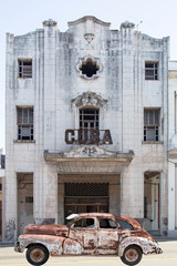 Fototapeta na wymiar Total verrosteter Oldtimer auf Kuba (Karibik)