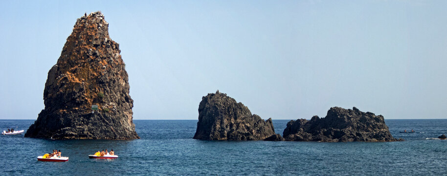 Vista panoramica dei Faraglioni di Acitrezza