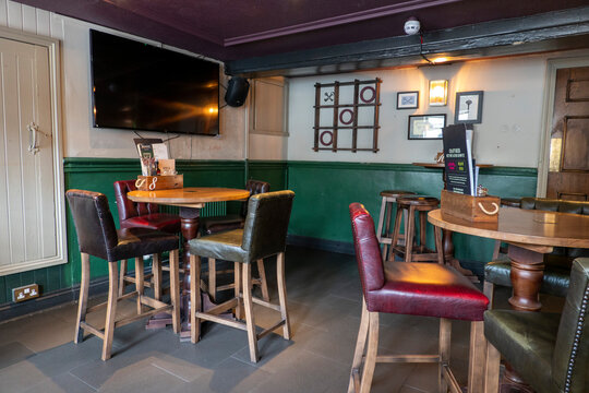 Witney, Oxfordshire,UK, 22_03_2023- The Typical Interior Of A British Public House.,  The Cross Keys In Witney