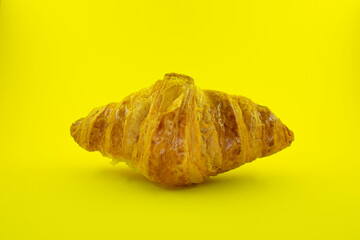1 croissant com fundo amarelo