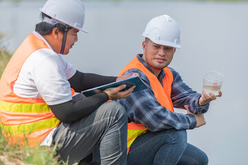 Environmental engineers inspect water quality,Bring water to the lab for testing,Check the mineral content in water and soil,Consultation to solve the problem of chemical contaminated water sources