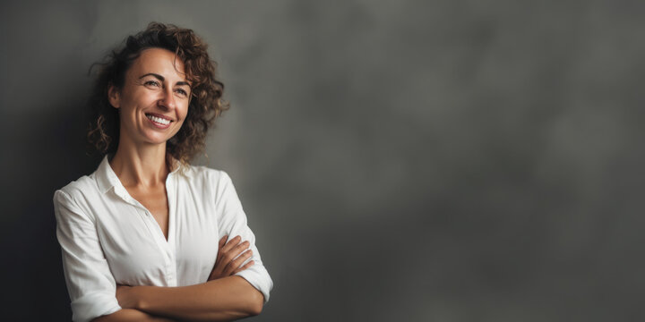 Femme de type européen souriante en chemisier blanc sur fond sombre avec espace libre pour texte de type bannière