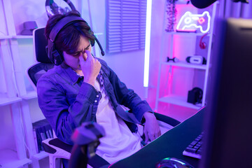Gamer Suffered From Headache After Played Game For a Long Time © charnsitr