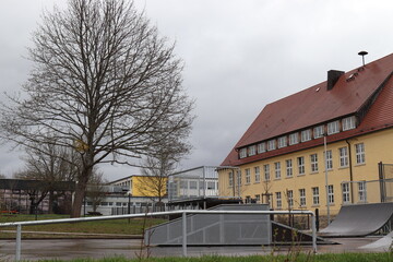 Schulhaus. Schulgebäude. Schulhof.