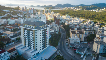 Naklejka premium Paisagem Urbana Cidade Florianopolis Centro Trindade Itacorubi Beira Ilha Mar Baía Norte Morro da Cruz Prédios Arquitetura Engenharia Urbanismo Santa Catarina Por do Sol Drone Aérea