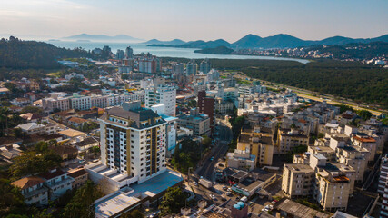 Obraz premium Paisagem Urbana Cidade Florianopolis Centro Trindade Itacorubi Beira Ilha Mar Baía Norte Morro da Cruz Prédios Arquitetura Engenharia Urbanismo Santa Catarina Por do Sol Drone Aérea