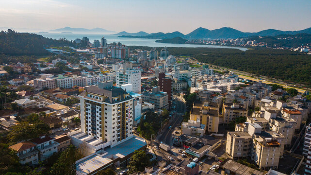 Paisagem Urbana Cidade Florianopolis Centro Trindade Itacorubi Beira Ilha Mar Ba&iacute;a Norte Morro da Cruz Pr&eacute;dios Arquitetura Engenharia Urbanismo Santa Catarina Por do Sol Drone A&eacute;rea