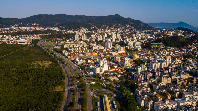 Paisagem Urbana Cidade Florianopolis Centro Trindade Itacorubi Beira Ilha Mar Ba&iacute;a Norte Morro da Cruz Pr&eacute;dios Arquitetura Engenharia Urbanismo Santa Catarina Por do Sol Drone A&eacute;rea 