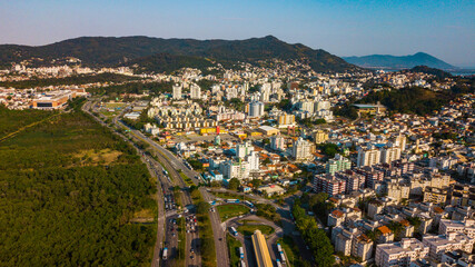 Obraz premium Paisagem Urbana Cidade Florianopolis Centro Trindade Itacorubi Beira Ilha Mar Baía Norte Morro da Cruz Prédios Arquitetura Engenharia Urbanismo Santa Catarina Por do Sol Drone Aérea 