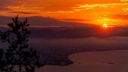 Paisagem Urbana Cidade Florianopolis Centro Trindade Itacorubi Beira Ilha Mar Baía Norte Morro da Cruz Prédios Arquitetura Engenharia Urbanismo Santa Catarina Por do Sol Drone Aérea 