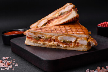 Delicious crispy sandwich with chicken breast, tomatoes, ketchup and spices