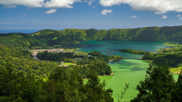 Der Blick Vista do Rei  von auf Sete Cidades und die beiden Karter Seen Lagoa Azul und Lagoa Verde.