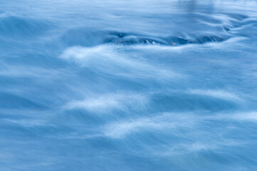 tło z niebieskiej płynącej wody na rzece