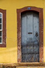 Porta de residência colonial, no bairro do Rosário, em Ouro Preto
