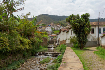 Vista do córrego do Caquende, no bairro do Rosário, em Ouro Preto, Minas Gerais