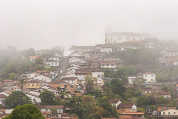 Fototapeta na wymiar Vista da ladeira de acesso ao bairro e à Igreja de Santa Efigênia em manhã com nevoeiro de inverno