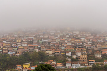 Vista do bairro Vila Aparecida, próximo à área central de Ouro Preto numa manhã de inverno