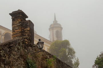 Vista lateral da Igreja de São Francisco de Assis centri de Ouro Preto, numa manhã com serração...