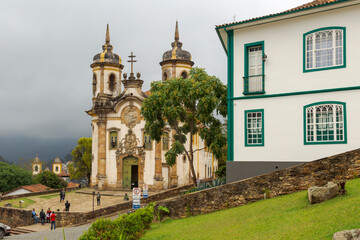 Vista de casarão colonial e Igreja São Francisco de Assis, em Ouro Preto, Minas Gerais. - obrazy, fototapety, plakaty