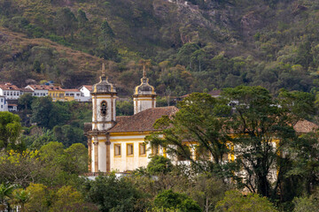 Fototapeta na wymiar Vista lateral da Igreja São Francisco de Paula, em Ouro Preto, Minas Gerais 