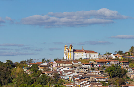 Vista do casario do bairro e da Igreja de Santa Efig&ecirc;nia, em Ouro Preto, Minas Gerais