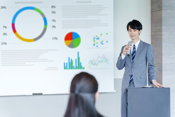 会議室でプレゼンをするビジネスマン