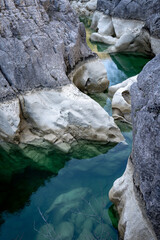 une rivière et ses rochers blancs au fond d'un ravin à un niveau trés bas de sécheresse