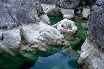 une rivière verte et ses rochers blancs au fond d'un ravin à un niveau trés bas de sécheresse