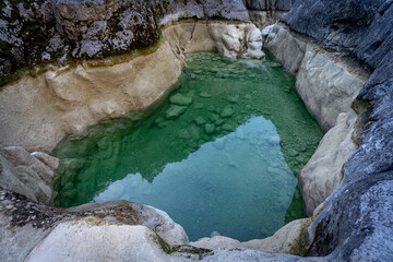une piscine naturelle créée par la sécheresse au fond d'un canyon