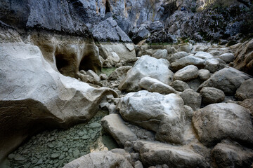 le lit d'une rivière à sec avec des rochers blancs