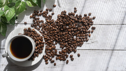 陽のあたる部屋とコーヒー｜白い木目背景