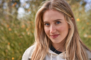 Naklejka premium Blooming beauty in blonde and blue, welcoming the spring.