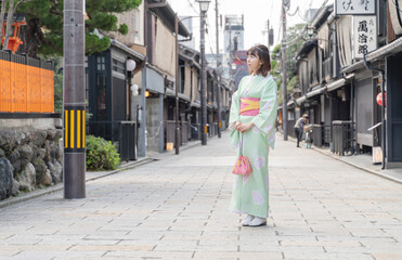 京都　着物の女性　新橋通り