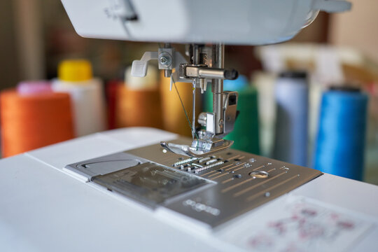 maquina de coser en taller de costurera, sastre, 