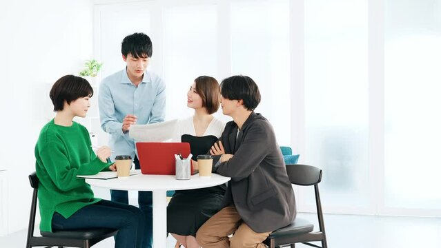 会議する若い男女グループ　Z世代