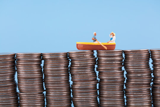 Miniature creative rowing on coins