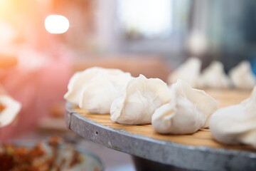 Fototapeta na wymiar The prepared dumplings are neatly placed on the tray