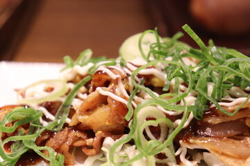 meat with sliced leek and mayonnaise