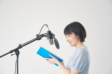 スタジオでアフレコする女性声優