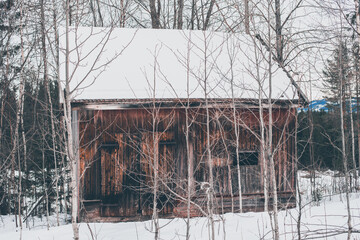 Fototapeta na wymiar small abandoned old barn in winter