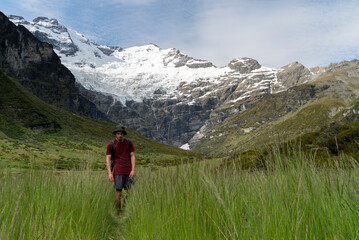 Fototapeta na wymiar man hiking in the mountains of New Zealand