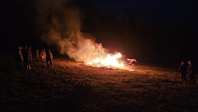 Mann rennt durch Feuer