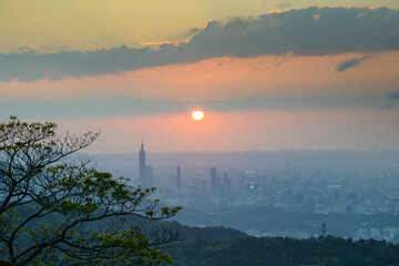 Fototapeta na wymiar Emotional Taipei Sunset: Awe-Inspiring Skies and Cityscape in Motion Spectacular Evening Views of Taipei: Dynamic Clouds and Cityscape