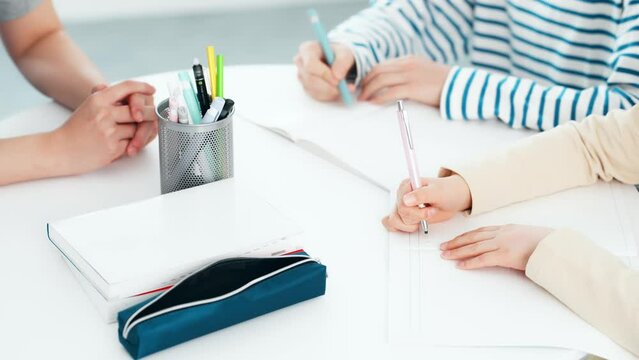 子供に勉強を教える女性