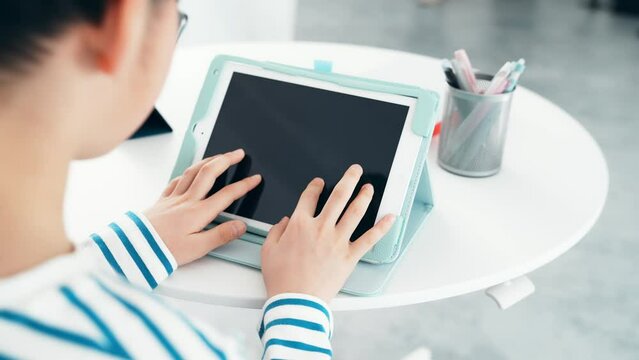 タブレットの画面をタッチする男の子