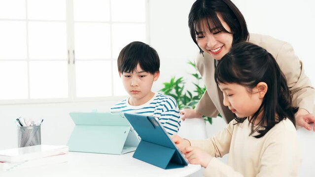 タブレットで勉強する子供たちと教える女性